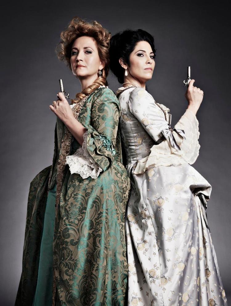 opgør. De pågående sangere, sopranen Simone Kermes (tv.) og mezzoen Vivica Genaux, indtager rollerne som to af 1700-tallets kamphaner. 