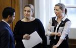 Uenige. Da Karen Hækkerup (midten) var justitsminister ville »størstedelen« af flygtninge fra Syrien blive ramt af regeringens asylstramninger. Nu har hendes efterfølge Mette Frederiksen (th) ændret det til »en væsentlig del«. 