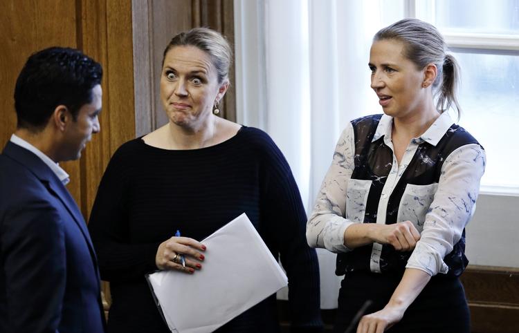 Uenige. Da Karen Hækkerup (midten) var justitsminister ville »størstedelen« af flygtninge fra Syrien blive ramt af regeringens asylstramninger. Nu har hendes efterfølge Mette Frederiksen (th) ændret det til »en væsentlig del«. 