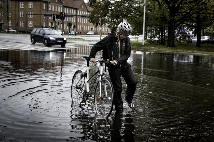 efterårsregn. Der kommer mere af det her i det kommende døgn. Billedet her er fra søndag i København. 