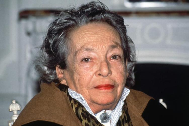 Marguerite. Forfatter, dramaturg, manuskriptforfatter og filminstruktør. Marguerite Duras var det hele. Fotoet her er taget ved en prisuddeling i 1990. Duras døde i 1996. 