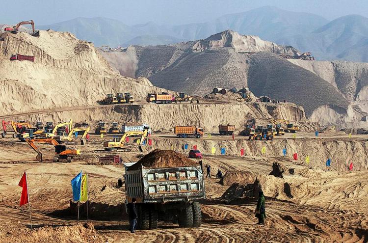 Ekstremt. Den kinesiske by Lanzhou skal udvide. Så man jævner 700 bjerge nord for byen for at gøre plads til 1 million nye byboere. Foto: AP 