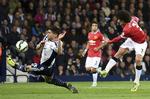 Forløsning. Fellaini (th) fik omsider scoret sit første mål for Manchester United. 