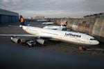 Aflyst. Flyselskaberne lever af at have fly i luften. I disse dage står rigtig mange af Lufthansas fly stille på jorden på grund af en omfattende pilotstrejke. 