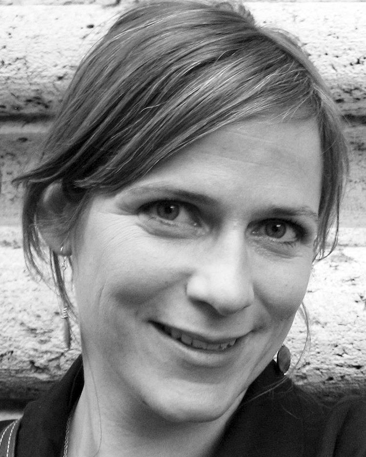 identitet. Når arbejdspladsen bliver så krævende, at man bider sin chefs arm til blods, kan man komme ud i en identitetskrise. Det er tilfældet for den kvindelige jegfortæller i Sidsel Falsig Pedersens nye roman. 