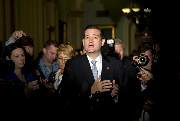 Ideologisk. Som medlem af Senatet er Ted Cruz ikke selv påvirket af kreativt tilrettelagte valgdistrikter. Den texanske senator er til gengæld en frontfigur for partiets konservative fløj, og han var kraftigt medvirkende til, at mange republikanere nægtede at indgå et bdgetforlig med demokraterne trods en truende betalingsstandsning. Her ses han, efter at en del af de republikanske kongresmedlemmer accepterede en aftale med demokraterne. 