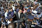 DRABSSAG. Retsmøderne i sagen om Oscar Pistorius er blevet fulgt tæt af de sydafrikanske medier. Her ankommer han til retten i Pretoria kort før strafudmålingen. 