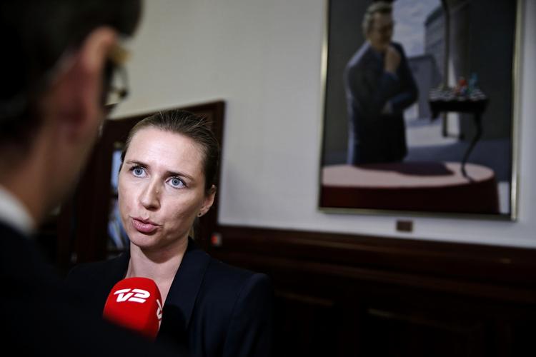 TALSJUSK. Mette Frederiksen mener ikke, hun har ansvar for fejl, og lægger ansvar over på Karen Hækkerup og eget ministerium. 