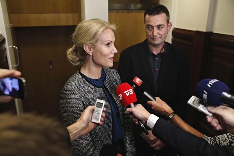 STRAMNINGER. Statsministeren måtte forsvare slingerkurs i asylpolitikken, mens ny gruppeformand Leif Lahn (S) så til. 