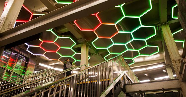 Kulørt. Kunst på metrolinje D i New York. Her på Bleecker Street. 