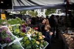 Tung post. Anne Sophia Hermansen, her med sønnen David, køber bl.a. andet ind i Torvehallerne i København, gerne økologisk. 
