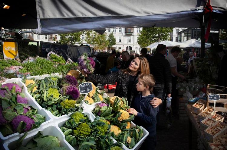 Tung post. Anne Sophia Hermansen, her med sønnen David, køber bl.a. andet ind i Torvehallerne i København, gerne økologisk. 