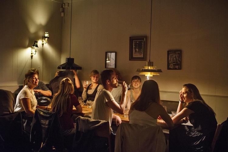 Stemningsbillede. Der hygges blandt venner på Portvinsbaren. 