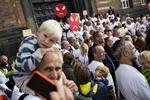 Demonstration. Tilbage i august var beboerne fra andelsboligforeningen Grøndalsvænge samlet foran Købehavns Rådhus. Dengang demonstrerede de for, at politikerne skulle sige ja til at sløjfe den omstridte servitut fra 1915, der betyder, at beboernes grunde med et var en million mindre værd i gennemsnit. Det blev dengang vedtaget, at servitutten skulle gælde og lige siden har beboerne kæmpet med politikerne på Københavns rådhus om en løsning. 
