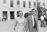 Dødsfald. Ben Bradlee (til højre) var redaktør på , Washington Post, da avisen bragte de artikler, der førte til Watergateskandalen og præsident Nixons afgang i 1974. Her ses han i 1974 sammen med avisens udgver Katharine Graham. 