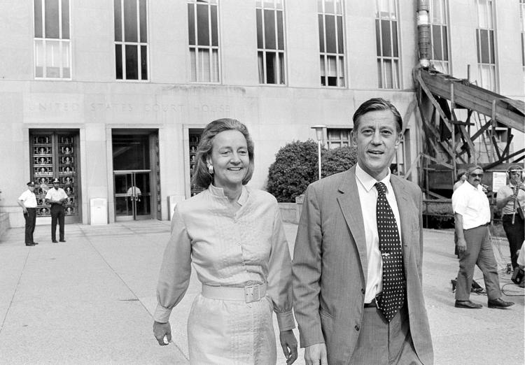 Dødsfald. Ben Bradlee (til højre) var redaktør på , Washington Post, da avisen bragte de artikler, der førte til Watergateskandalen og præsident Nixons afgang i 1974. Her ses han i 1974 sammen med avisens udgver Katharine Graham. 