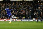 kølig. Didier Drogba scorer sit første mål for Chelsea, siden han afgjorde Champions League-finalen i 2012. Men han skulle slet ikke have taget straffesparket. 