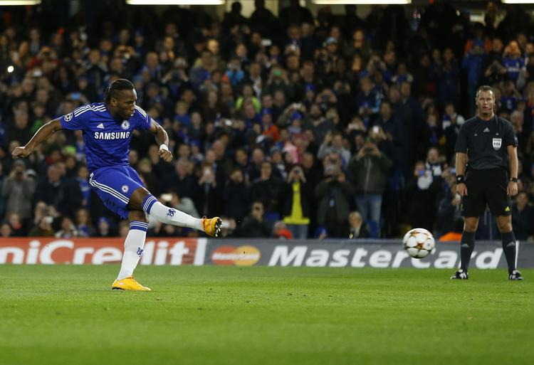 kølig. Didier Drogba scorer sit første mål for Chelsea, siden han afgjorde Champions League-finalen i 2012. Men han skulle slet ikke have taget straffesparket. 