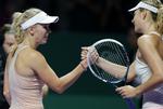 fysisk. Caroline Wozniacki (tv) siger tak for kampen til verdens nummer to, Maria Sharapova. 