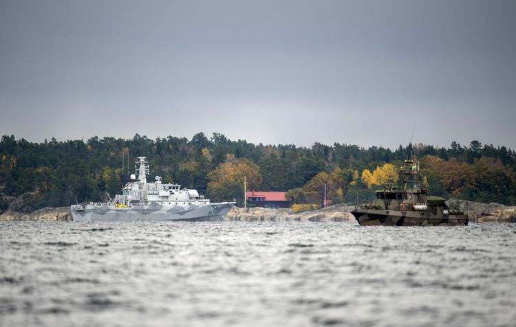 Undervandsjagt. Svenskerne har sat adskillige skibe og flere hundrede mand ind i jagten på det ubekræftede noget, der angiveligt befinder sig i den stockholmske skærgard. 