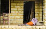 smittet. En mand, der er smittet med ebola ligger på gulvet udenfor et hus i Port Loko i udkanten af Freetown i Sierra Leone. Ebola har nu nået hovedstaden, hvor adskillige håndfulde af nye patienter kommer til hver dag. Folk dør i så stort et omfang, at myndighederne i Sierra Leone har svært ved at følge med til at få fjernet de døde. 