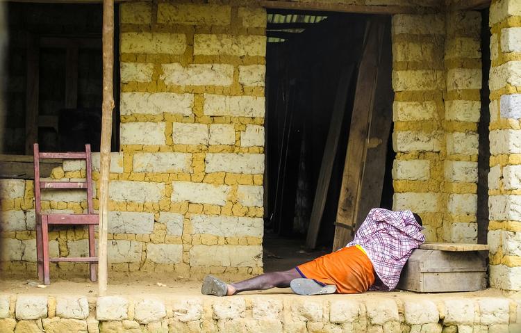 smittet. En mand, der er smittet med ebola ligger på gulvet udenfor et hus i Port Loko i udkanten af Freetown i Sierra Leone. Ebola har nu nået hovedstaden, hvor adskillige håndfulde af nye patienter kommer til hver dag. Folk dør i så stort et omfang, at myndighederne i Sierra Leone har svært ved at følge med til at få fjernet de døde. 