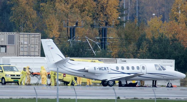 Sikkerhed. En kvinde, der blev smittet med ebola i Sierra Leone, ankommer til Oslo Lufthavn Gardermoen. Herhjemme har Sundhedsstyrelsen udstukket retningslinjer for procedurer på fly og i lufthavne, hvis en person mistænkes for at have ebola. 
