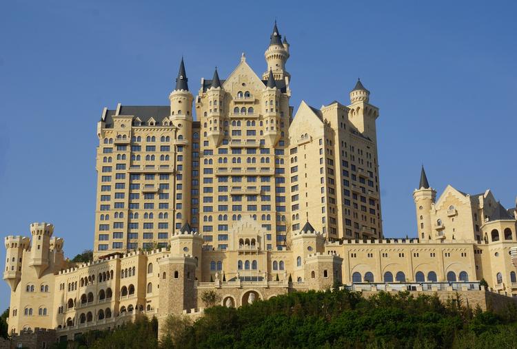 gigantisk. The Castle Hotel åbnede i august måned. Det er Starwood Hotels and Resorts, som står bag det overdådige hotel. 