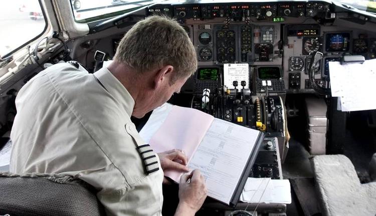 Elektronisk. Bl.a. brændstofudregninger bliver lagt ind på iPad inden afgang. En opdatering forsinkede i går et SAS-fly med kurs mod Paris. 