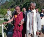 Godhed. Dalai Lama (tv) og Nelson Mandela, begge modtagere af Nobels Fredspris. 