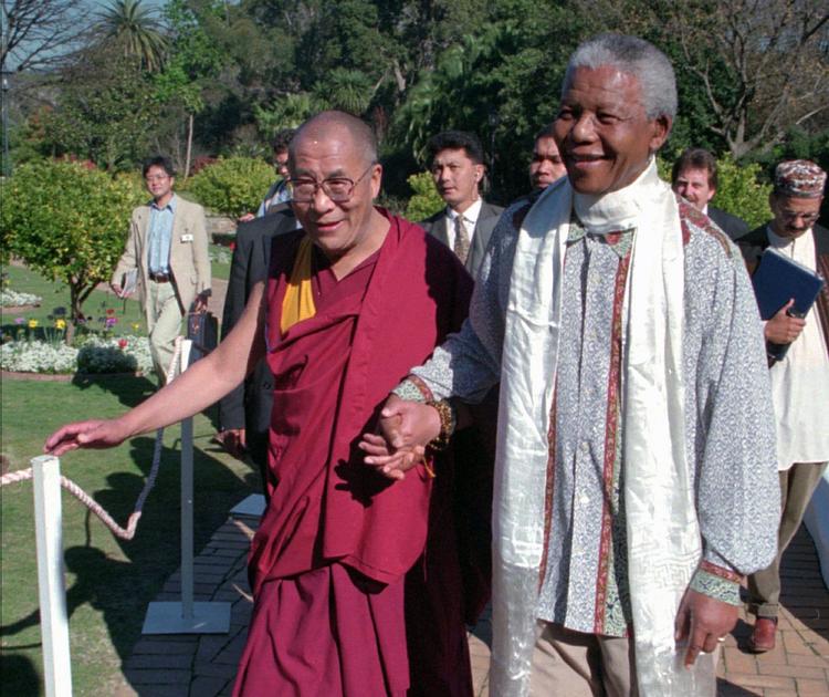 Godhed. Dalai Lama (tv) og Nelson Mandela, begge modtagere af Nobels Fredspris. 