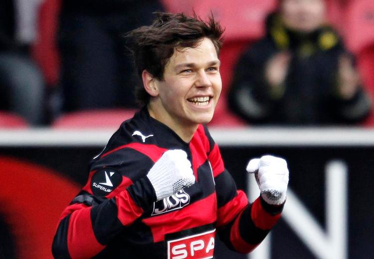 Rystet. I december 2012 fik Mads Albæk et chok, da han på nettet læste, at hans klub, FC Midtjylland, havde solgt ham og seks holdkammerater til ukendte investorer. »Det er ubehageligt, at man fra den ene dag til den anden bliver solgt uden at få nogen form for information om det«, sagde han. I dag spiller han i Reims, Frankrig. 
