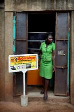 Mobilmoneter. Esther, som Politiken har fulgt i snart 11 år, har en indtægt - hun får løn for at flytte penge via mobil telefon for beboerne i sit slumkvarter i Kampala i Uganda. Arkivfoto: Finn Frandsen 