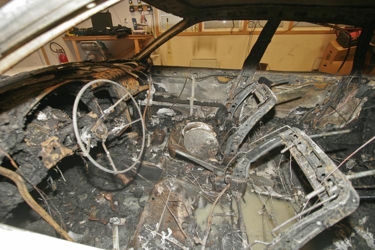 Efterforskning. Resterne er den nedbrædte bil efter terrorangrebet i julen 2010, hvor den svenske statsborger  Taimour Abdulwahab udløste to bomber i det indre Stockholm. Den ene af bomberne udløste ikke, men bilen nedbrændte. 