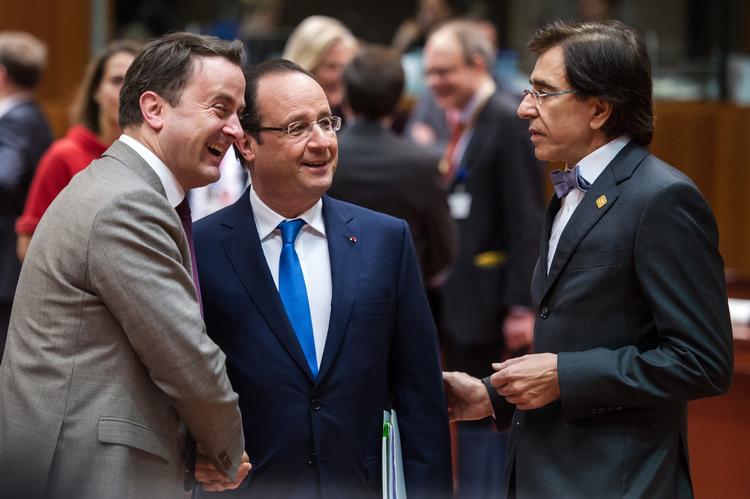 topmøde. EU's  topledere forhandlede i december sidste år en ny bankunion på plads. Fra venstres ses Luxembourgs regeringschef, Xavier Bettel, Frankrigs præsident, Francois Hollande og Belgiens ministerpræsident Elilo Di Rupo. Danmark har endnu ikke besluttet sig for, om vi skal være med. 