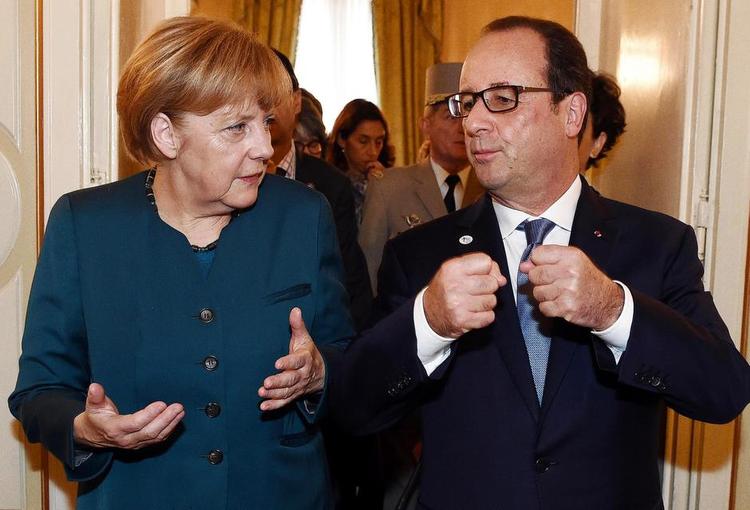Klemme. Francois Hollande er presset af både EU med kansler Merkel i front og på de interne linjer i Frankrig. 