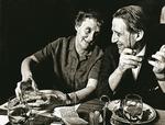 Spørgsmål. Den norske børnebogsforfatter Thorbjørn Egner  (bl.a. 'Karius og Baktus' og 'Folk og Røvere ...') i samtale med Astrid Lindgren. »Jeg har aldrig villet lære børnene noget, jeg skriver for mig selv«, siger hun. 