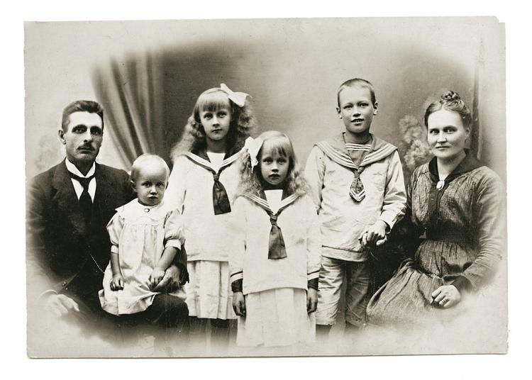 Purk. Astrid, Pippi og Emils mor står her som nummer tre fra venstre. Hende med de store bølger i håret. Søster Ingegerd sidder på fars skød, Stina står i midten og Gunnar holder mor i hånden. Astrid Lindgren blev født i Vimmerby i 1907 som Astrid Emilia Ericsson. 