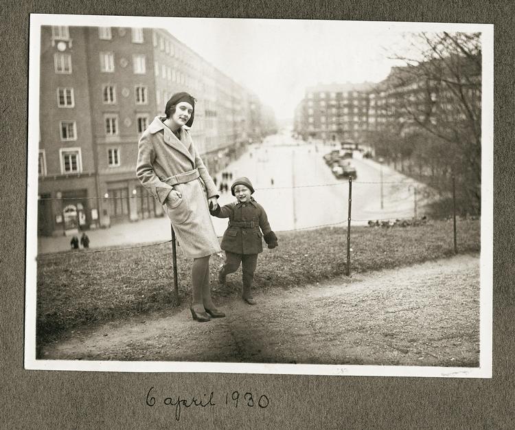 Moderlig. Astrid Lindgren med sønnen Lasse foran det byggeri, hvor de boede i et lille værelse. Lindgren fik sin første søn som 19-årig på Rigshospitalet i København. De første år af sit liv var Lasse i pleje i Brønshøj. 