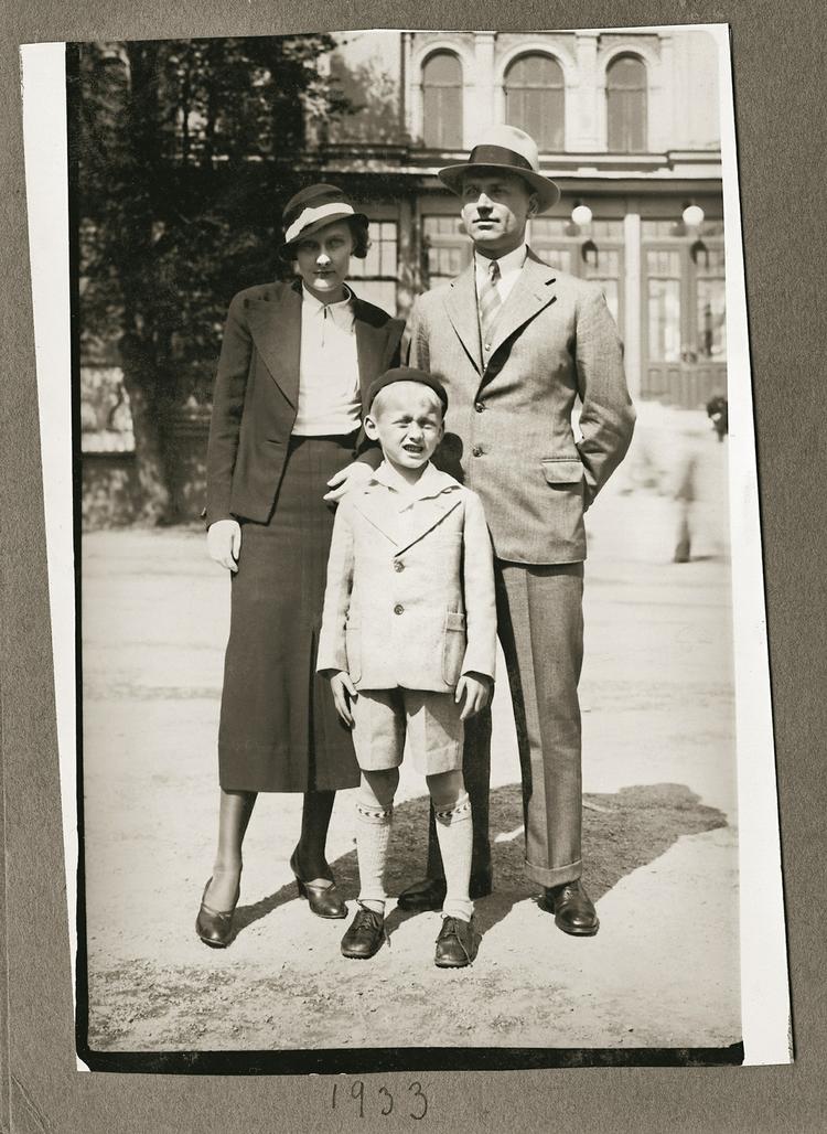 Familie. Astrid Lindgren, der hed Astrid Emilia Ericsson, da hun fik Lasse, blev gift med Sture Lindgren i 1931, og Lasse kom hjem og boede rigtigt med familien. Lasse havde Astrid fået med sin tidligere chef i Vimmerby. 