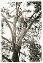 Abekatte. Teaterpædagogen Elsa Olenius og Astrid Lindgren (nederst) klatrer. Billedet er taget en gang i 1970'erne. 