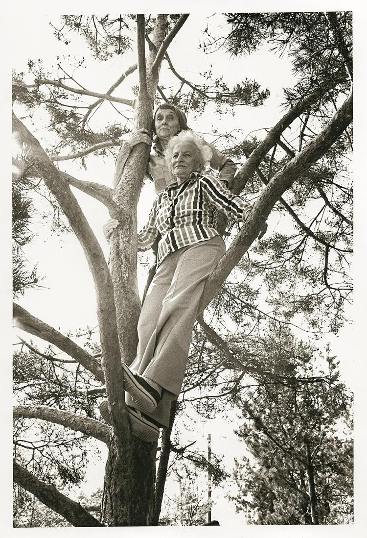 Abekatte. Teaterpædagogen Elsa Olenius og Astrid Lindgren (nederst) klatrer. Billedet er taget en gang i 1970'erne. 