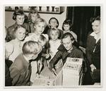 Stjerne. Astrid Lindgren tog ivrigt og engageret rundt i Sverige og talte med de børn, der læste hendes bøger. Her signerer hun bøger og sludrer med sit kernepublikum i 1950. 