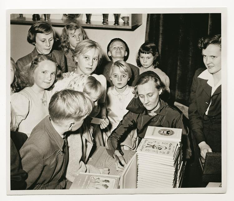 Stjerne. Astrid Lindgren tog ivrigt og engageret rundt i Sverige og talte med de børn, der læste hendes bøger. Her signerer hun bøger og sludrer med sit kernepublikum i 1950. 