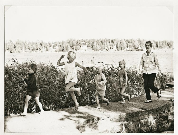 Bedste. Astrid Lindgren danner bagtrop for fire børnebørn i 1968. 