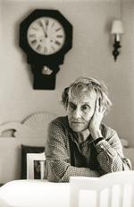 Tænksom. Lindgren, her oppe i årene, blev 94 år gammel. Hun døde i sin lejlighed i Dalagatan 46 i 2002. Her havde hun boet siden 1941. Da det blev kendt, at forfatterinden var død, strømmede unge og gamle til for at lægge blomster og tænde lys foran lejlighedskomplekset. 