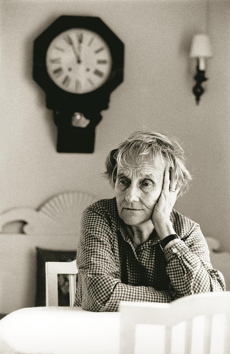 Tænksom. Lindgren, her oppe i årene, blev 94 år gammel. Hun døde i sin lejlighed i Dalagatan 46 i 2002. Her havde hun boet siden 1941. Da det blev kendt, at forfatterinden var død, strømmede unge og gamle til for at lægge blomster og tænde lys foran lejlighedskomplekset. 