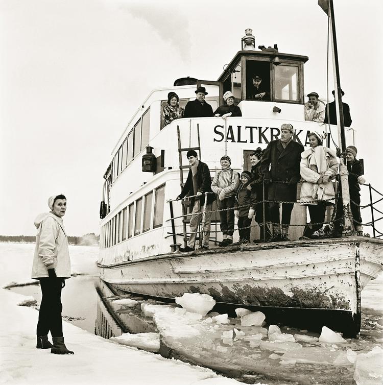 Film. Skuespillerne i tv-serien 'Vi på Saltkråkan', som Lindgren skrev. Selv var forfatterinden dybt involveret i seriens tilblivelse. Senere blev historien også til en bog. 