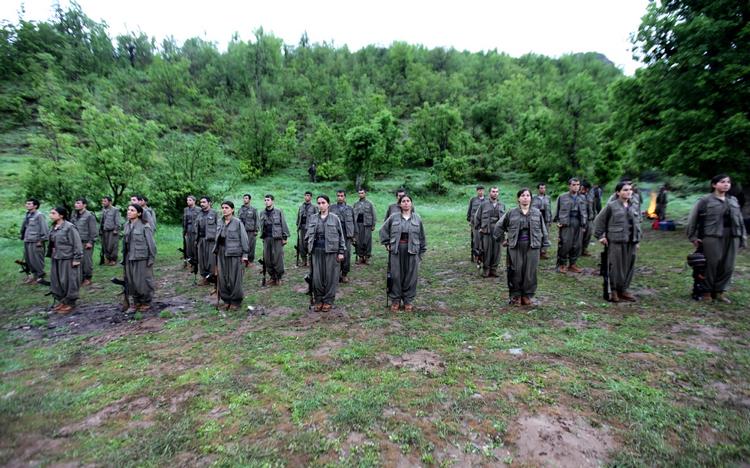 Danmark. 10 kurdere er  København anklaget for at sende penge til PKK og dens militsmedlemmer, der her ses i en parade i den nordlige del af Irak. 