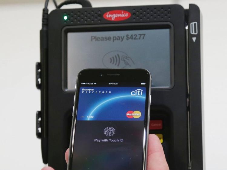 FINGERLET. Apples nye mobilbetalings-system, Apple Pay, blev lanceret mandag. Her kan man bekræfte et kreditkort-køb direkte på sin iPhone ved blot at holde tommelfingeren på Touch ID-knappen. (Foto: AP Photo/Marcio José Sanchez) 